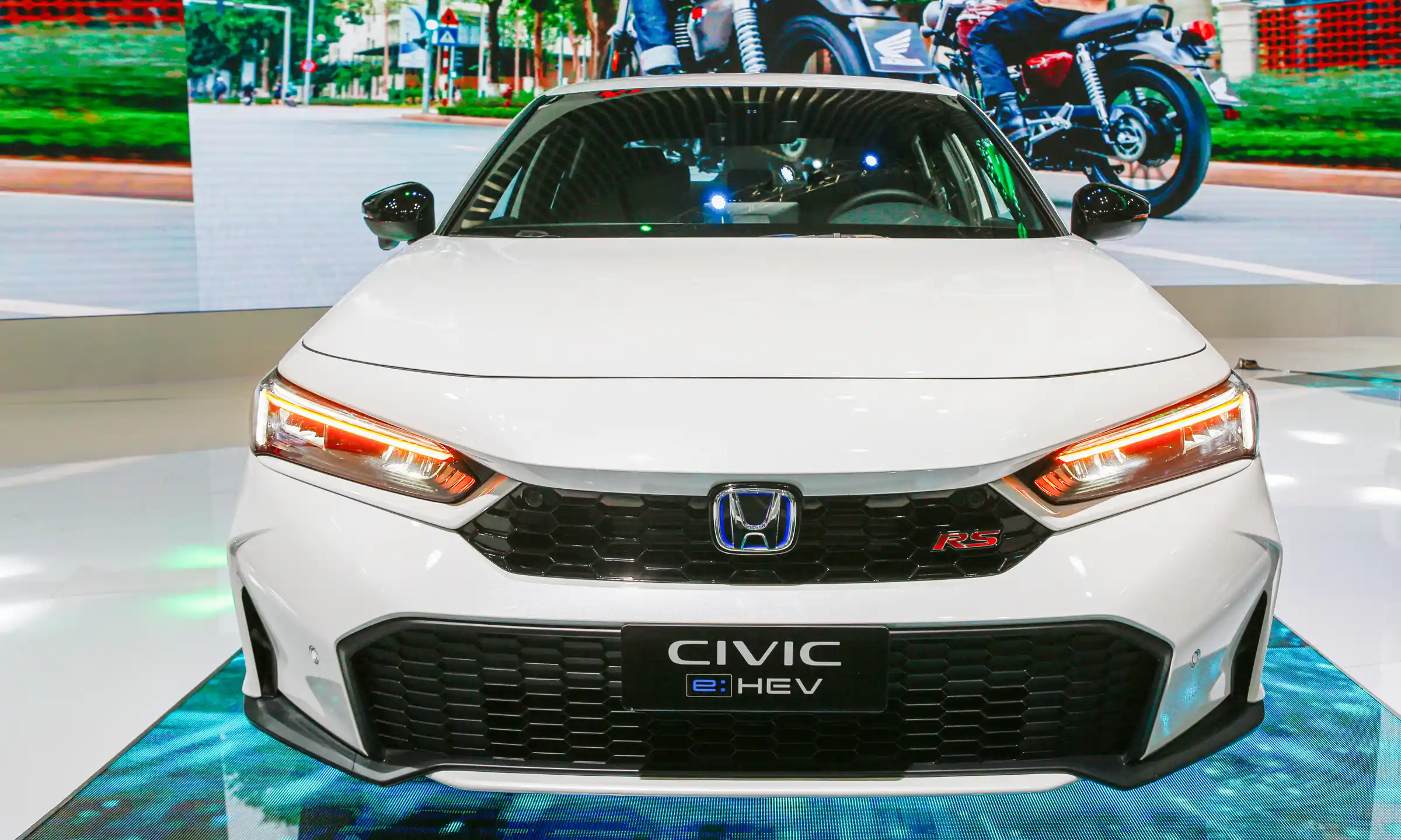 Honda-Civic-eHEV-White-2025-007